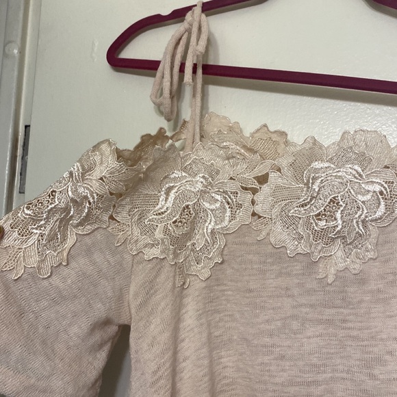 Cold shoulder lace top - Picture 3 of 3